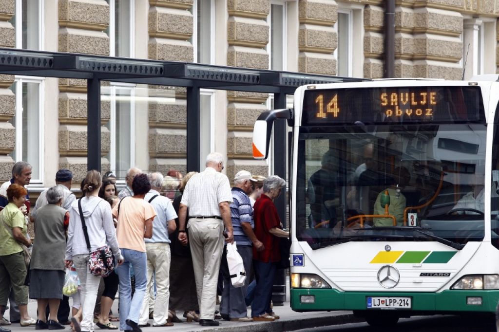 Drama v Ljubljani: avtobus trčil v 20-letnika, poškodovani še trije