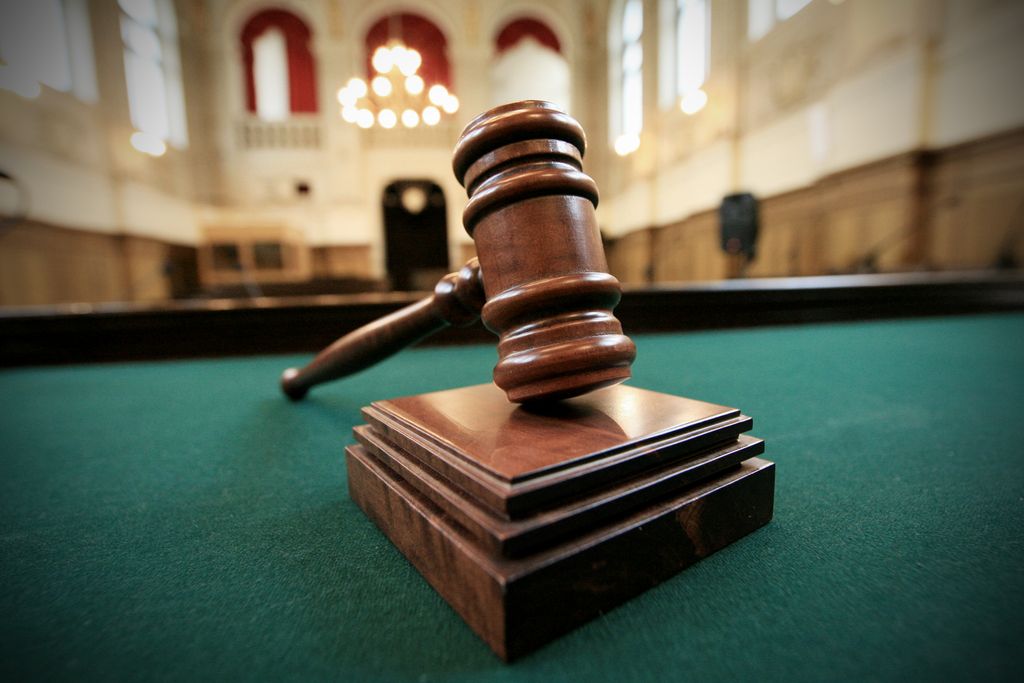 Sojenje morilcu prekinili: sodnik opazil uslužbenca pri seksu