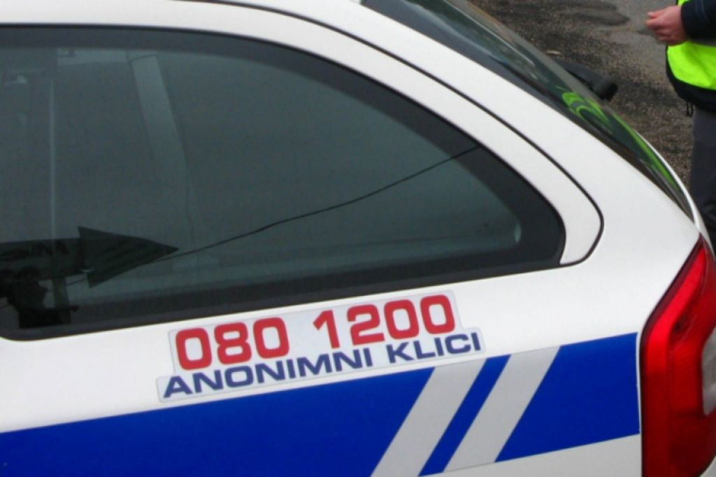Slovenski policisti Poljaku zasegli bodalo