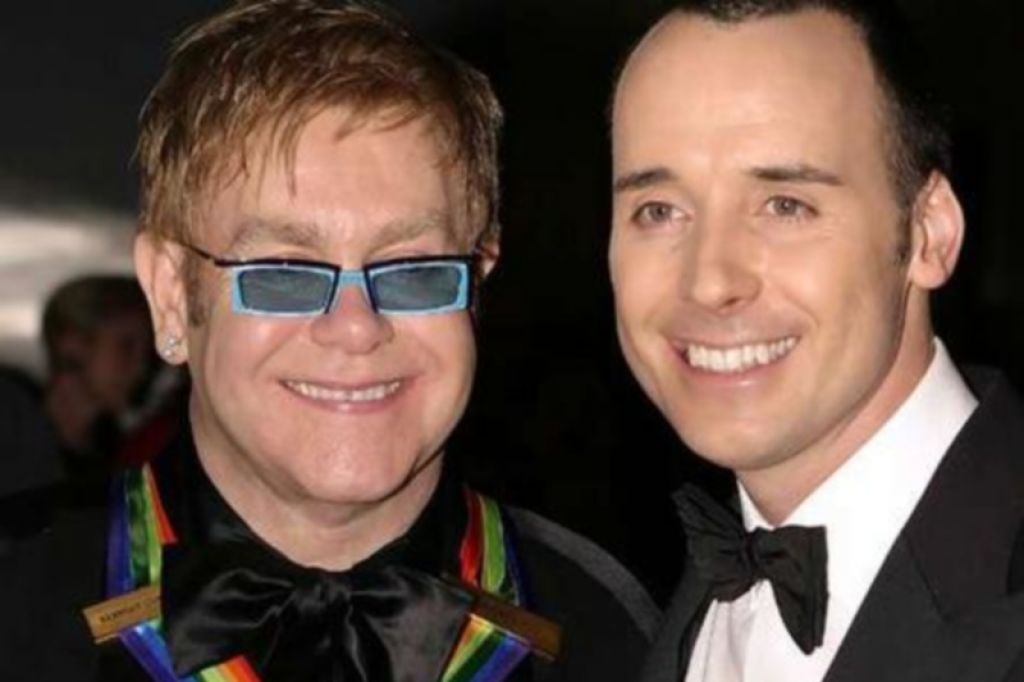 Elton John in David Furnish pred matičarja