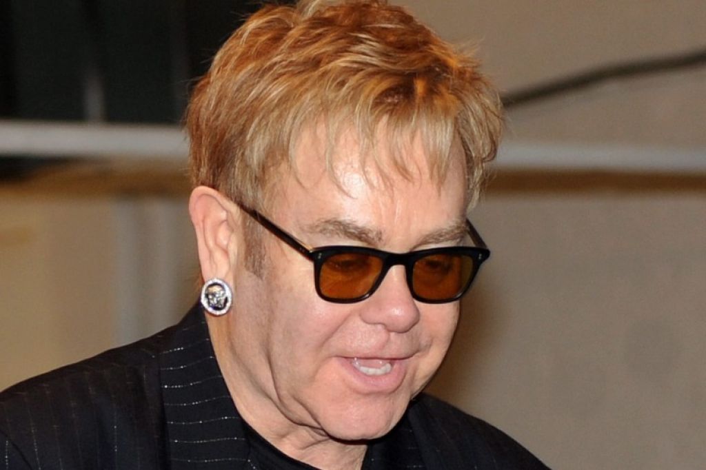 Elton John res segel varnostniku v hlače?