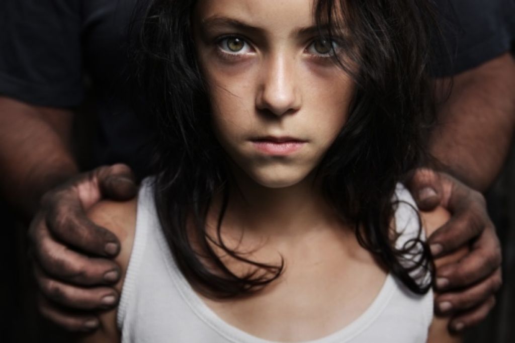 Oče zlorabljeni hčeri: Prav je, da si nedolžnost izgubila z mano