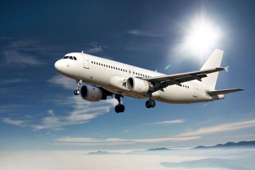 Panika v zraku: letalo zasilno pristalo, več potnikov poškodovanih