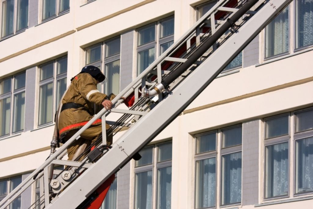 Ogenj v Ljubljani uničil stanovanje, dva stanovalca v bolnišnico
