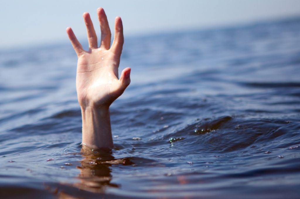 Idrija: moški se je utapljal v 30 cm globoki vodi