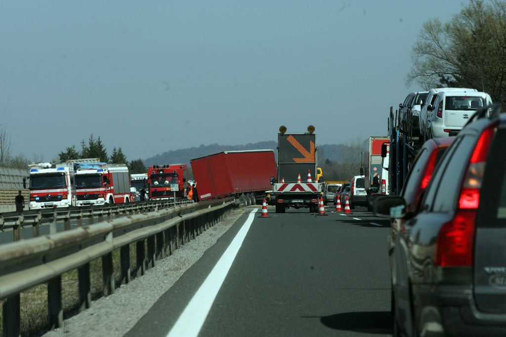 Prevrnjen tovornjak na avtocesti