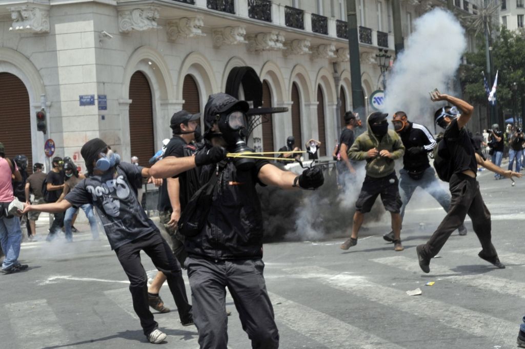 Grški parlament potrdil varčevalni načrt, na ulicah pa je tekla kri