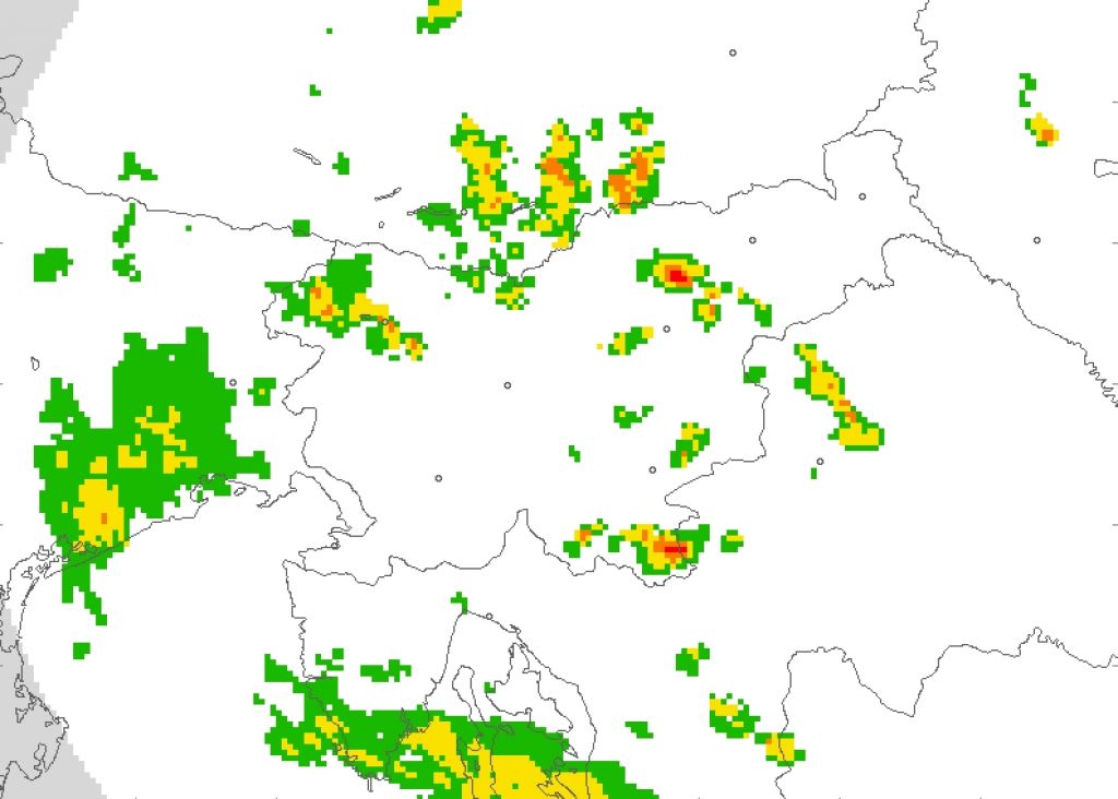 Nevihte zajele Slovenijo, kleti že zaliva
