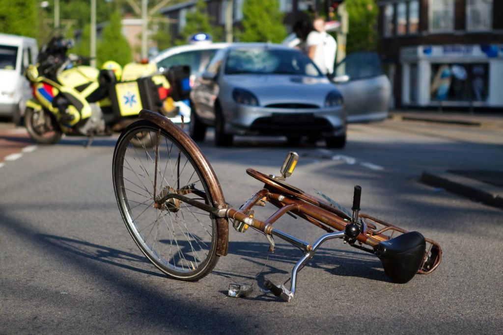 Hudo poškodoval kolesarko