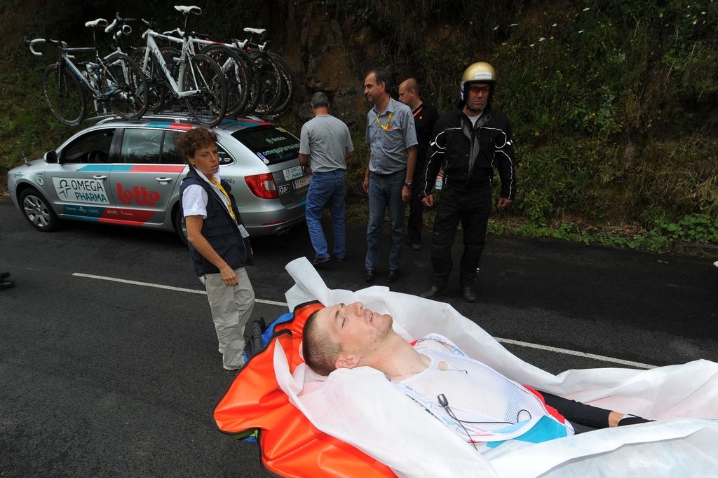 Avto francoske televizije zbil kolesarja