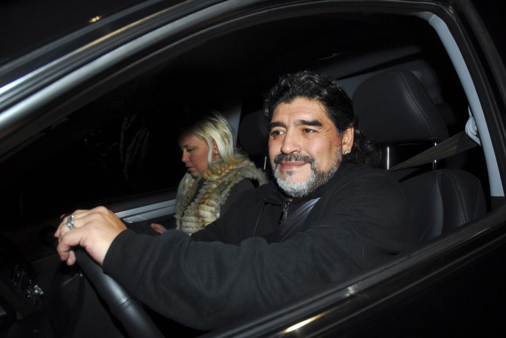 Maradona s kamenjem obmetaval paparace