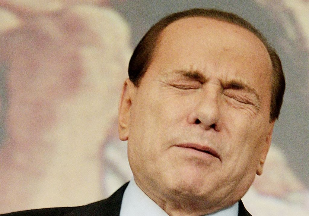 Berlusconi padel na glavo