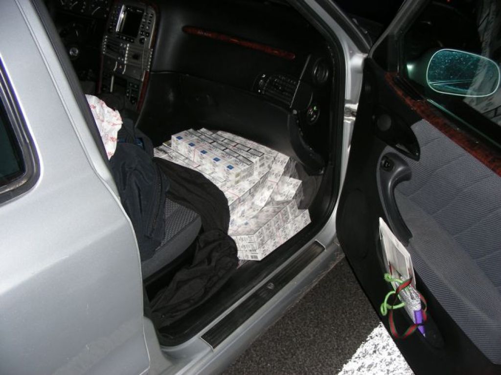 Italijan v avtu prevažal 7000 škatlic cigaret