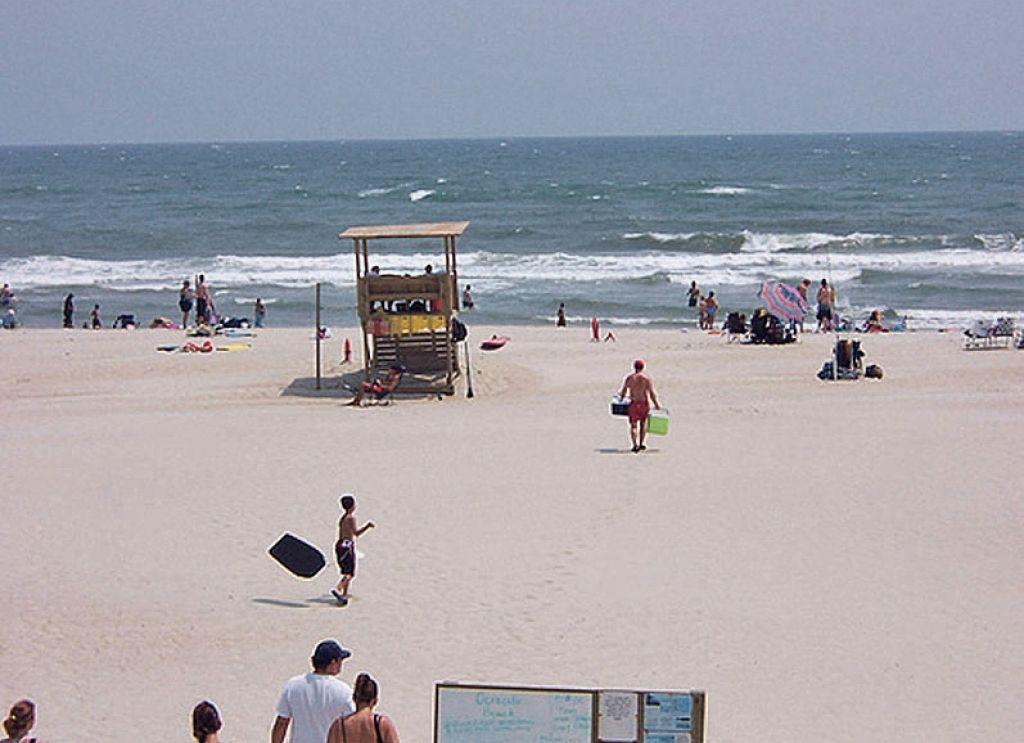 FOTO: Šok: 9-letnico pogoltnila peščena luknja na plaži