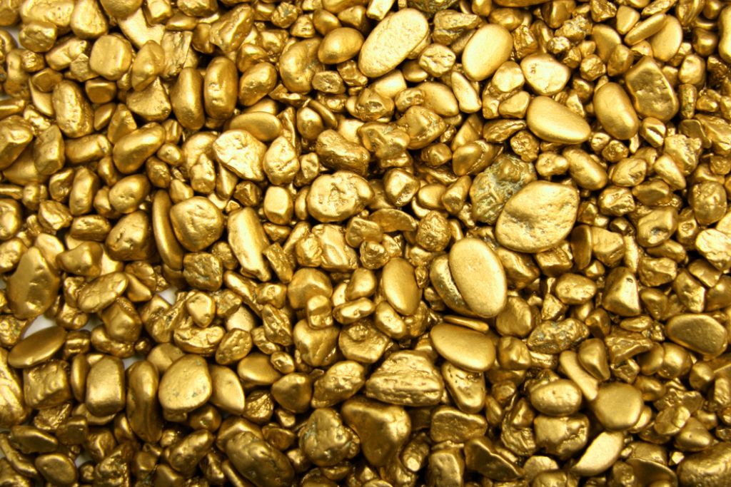 Oboroženi s fračami in kamenjem odnesli štiri tone zlata
