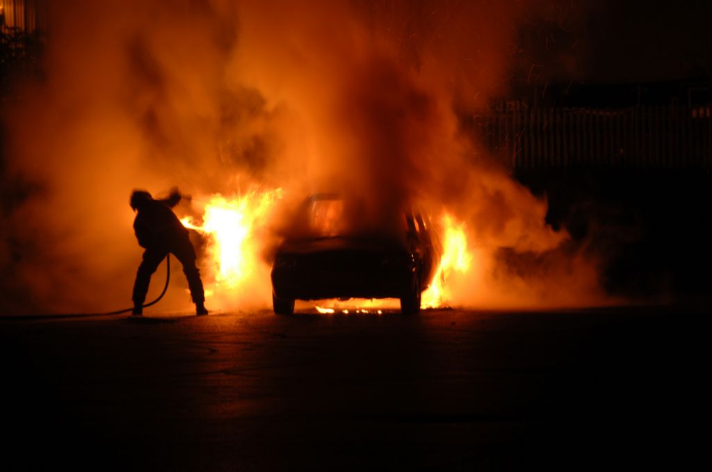 Štajerski maščevalnež bivši zažgal avto, ogenj preskočil na hišo