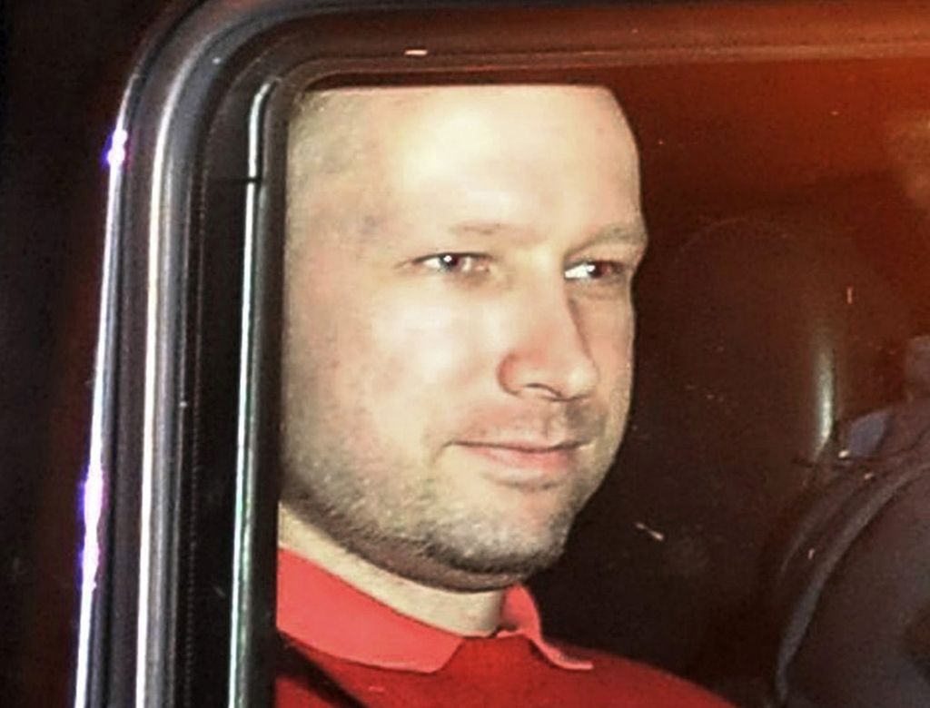 Breivik ubijal sam, sodeluje pa s policijo