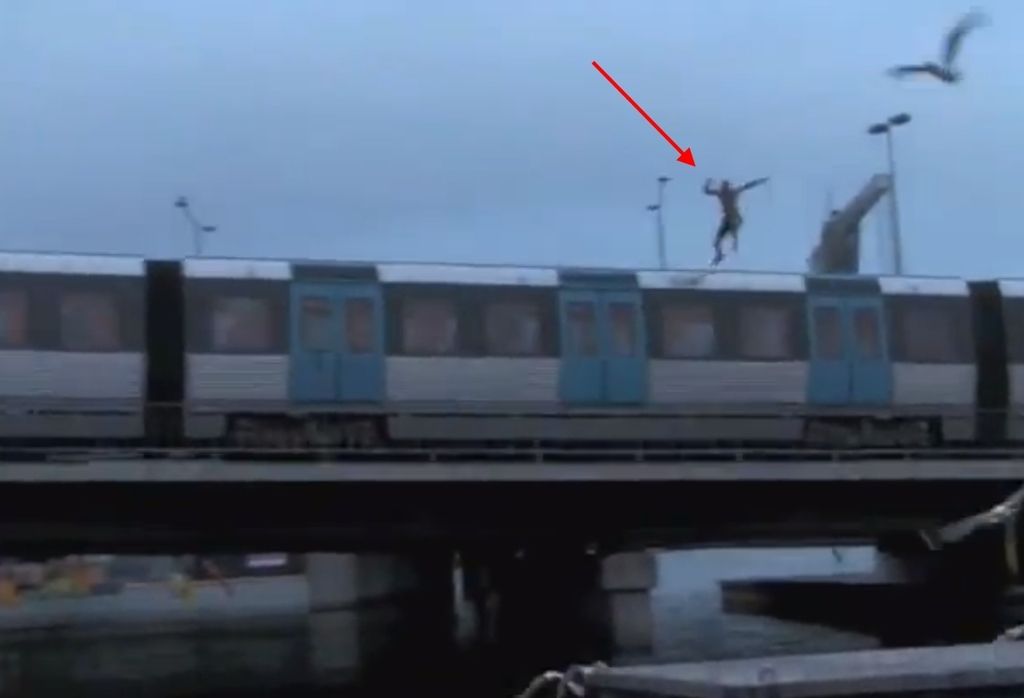 Vratolomen skok s premikajočega se vlaka