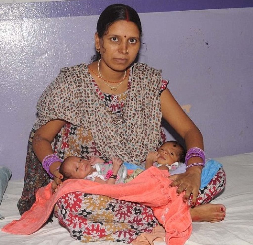 Indijka z dvema maternicama rodila dva zdrava fantka
