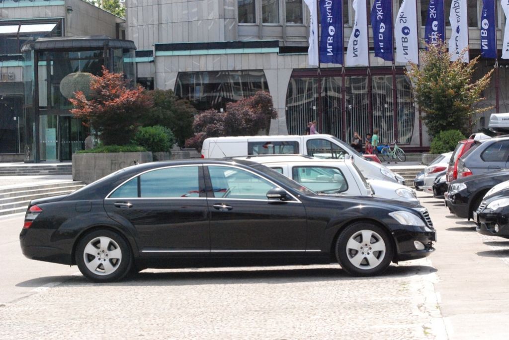 FOTO in VIDEO: Incident ob prodaji Črnigojevega mercedesa