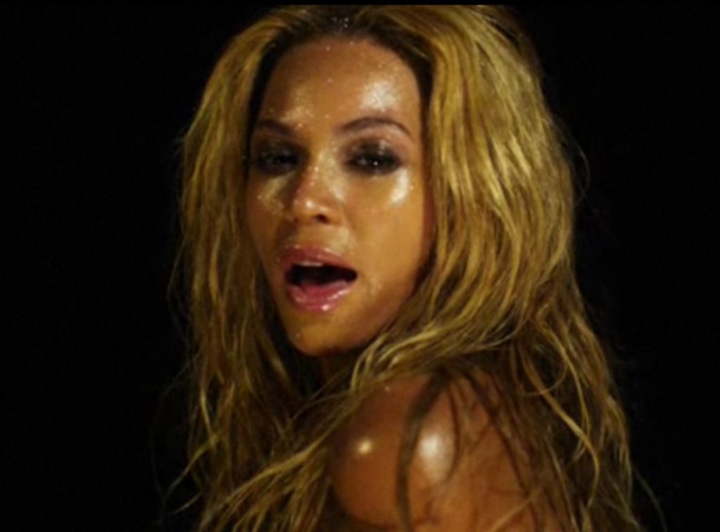 Beyonce (29) v leopardjem perilu