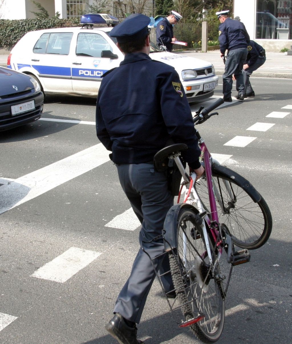 Gasilci policistom pomagajo pri rezanju verig z ukradenih koles