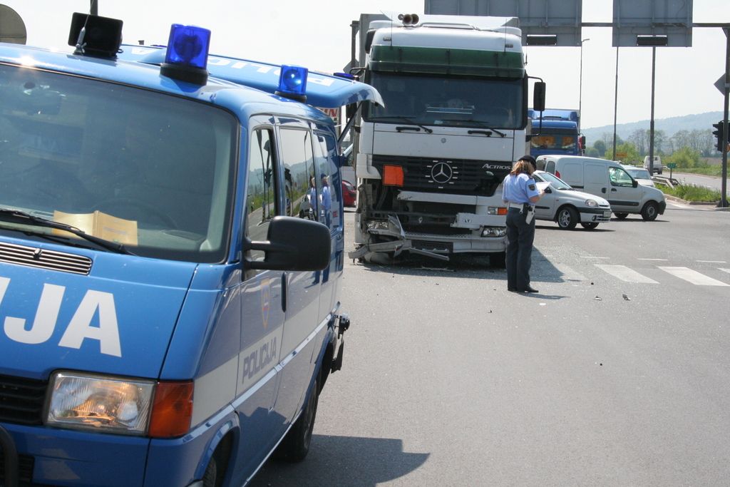 Smrt na cesti: v Ljubljani tovornjak prevozil peško