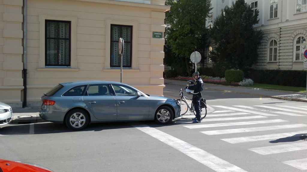 Policist nad prekrškarja, kolo pa parkiral na zebri