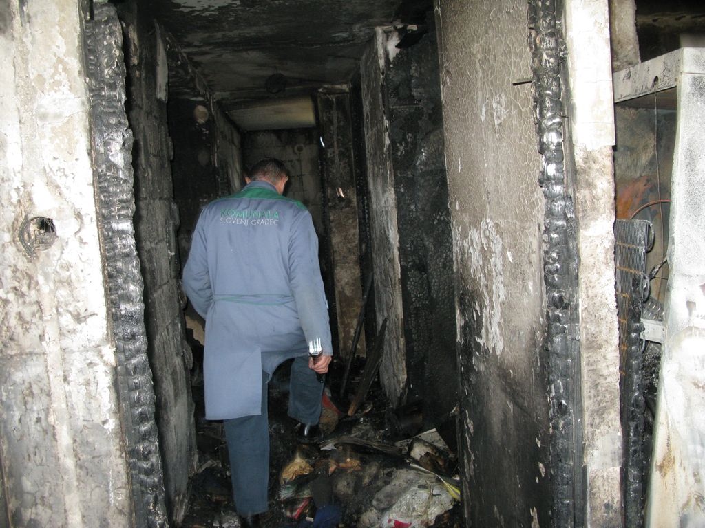 Požar v stanovanju na Kovinarski ulici: policija odkrila znake kaznivega dejanja