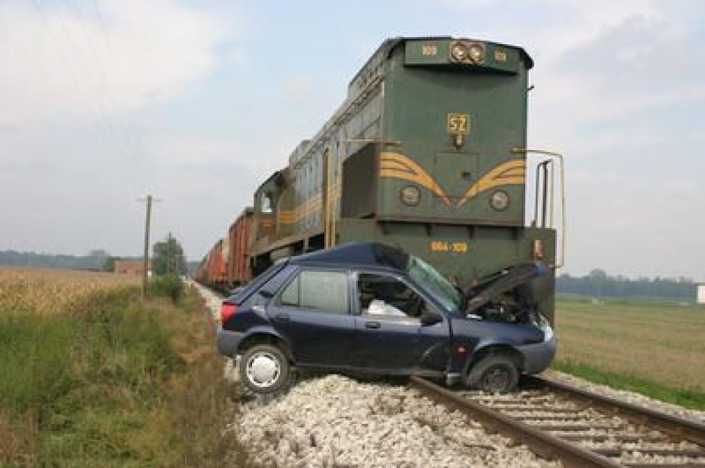 Vlak, poln otrok, trčil v kombi, voznik ni preživel