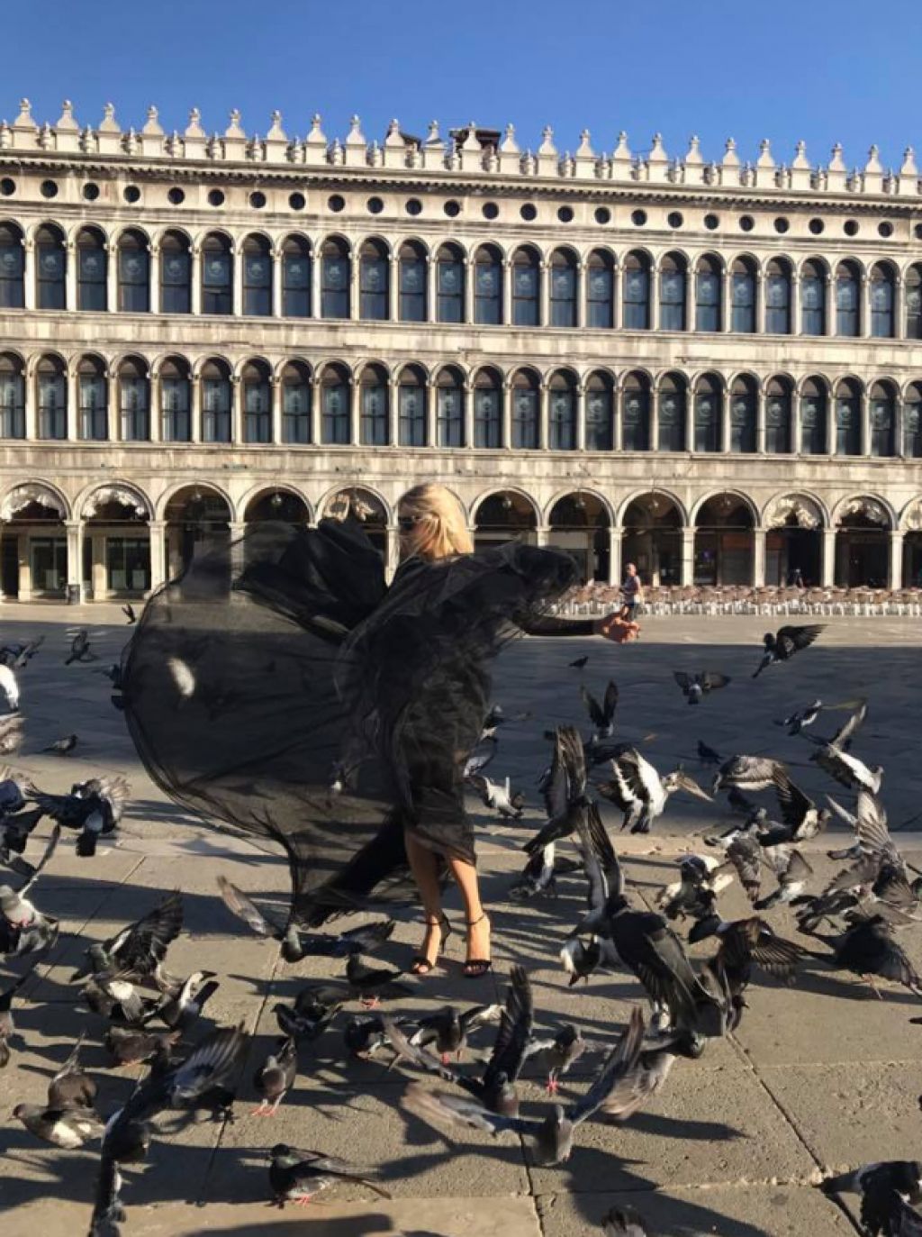 Sredi Benetk z golobi v laseh