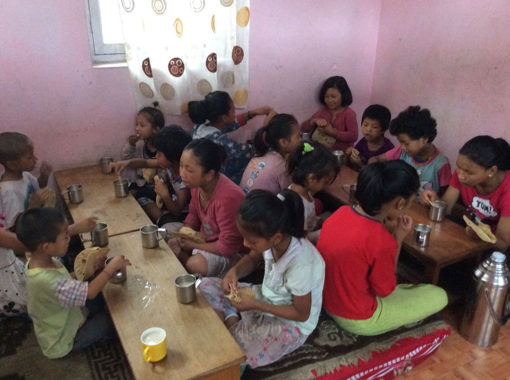 Slovenci pomagajo malim žrtvam potresa v Katmanduju