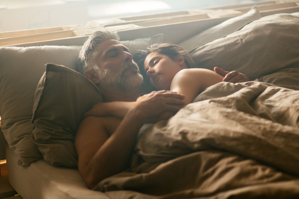 FOTO: Sebastian Cavazza v postelji s seksi Sašo