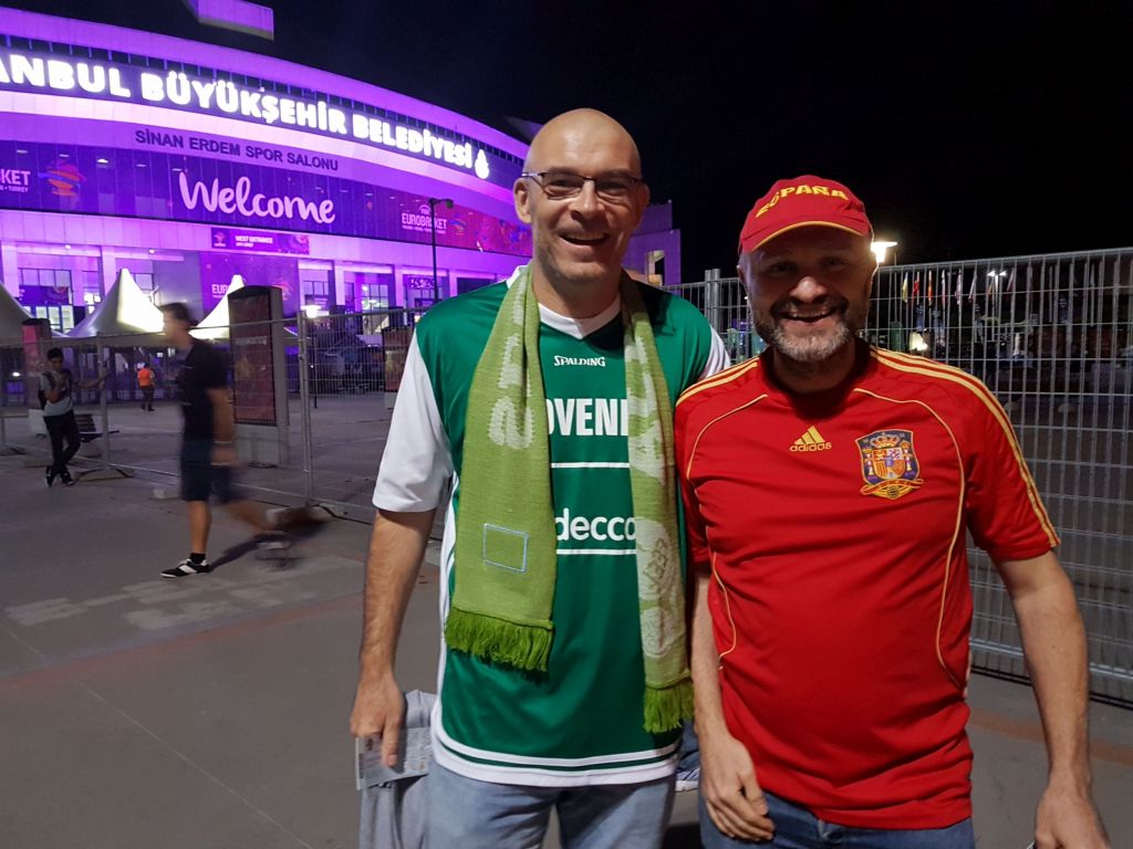 FOTO: Naši navijači rešujejo prvenstvo in turške prodajalce klobasic