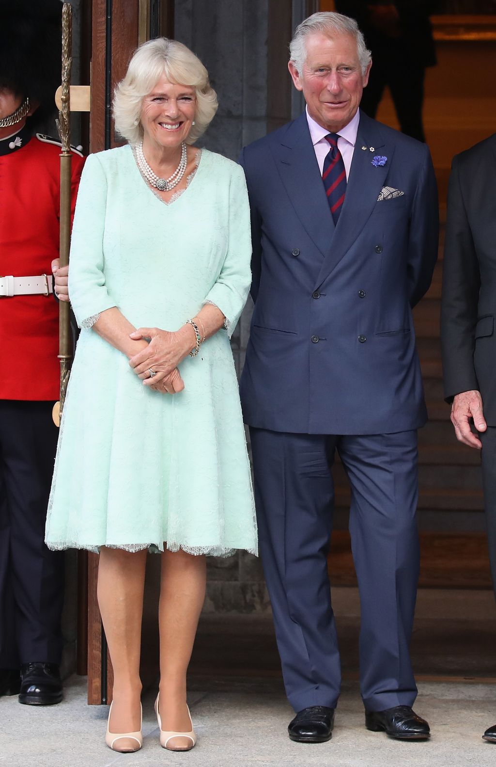Charles podpira kraljico