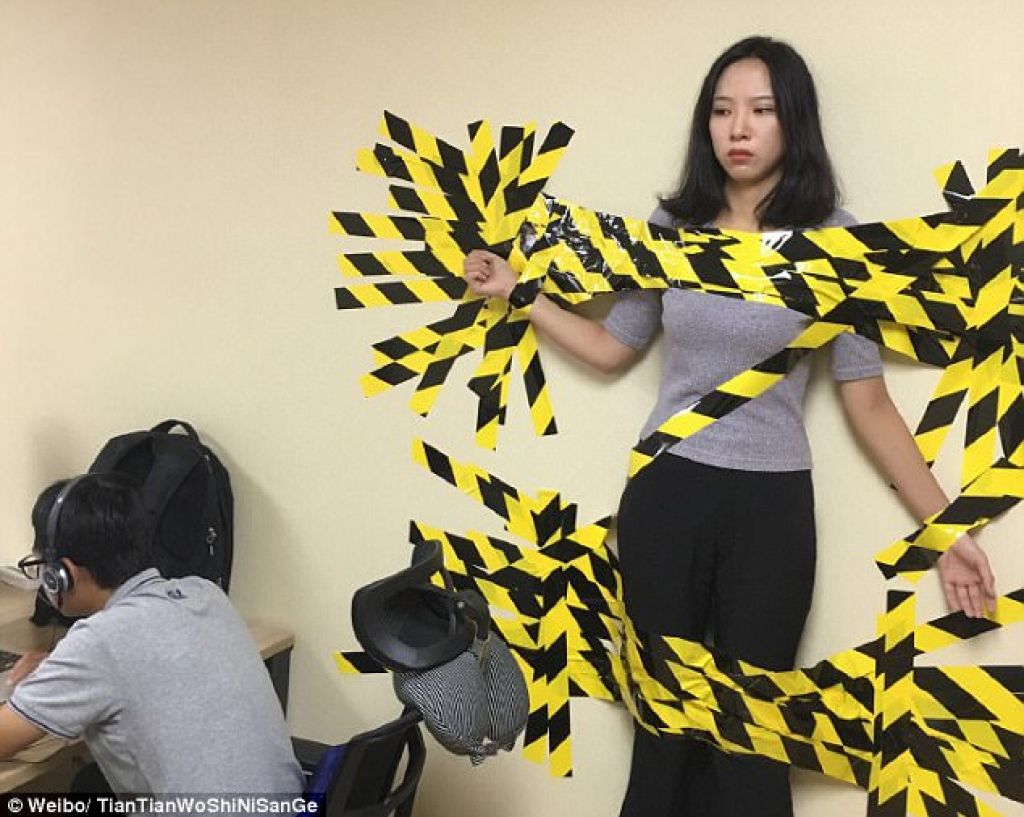 FOTO: Direktor jo je za kazen dal prilepiti na steno