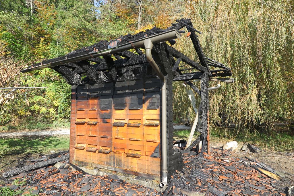 FOTO: Županu požgali čebelnjak