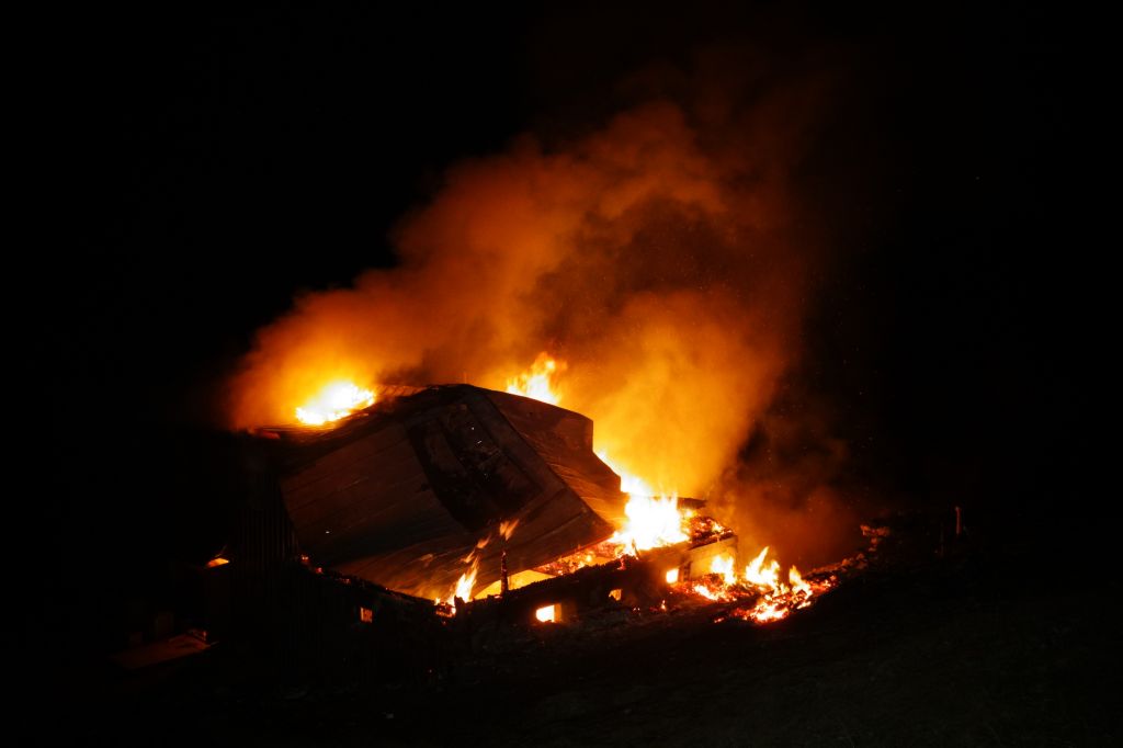 FOTO: Kuhala petrolej in požgala planinski dom