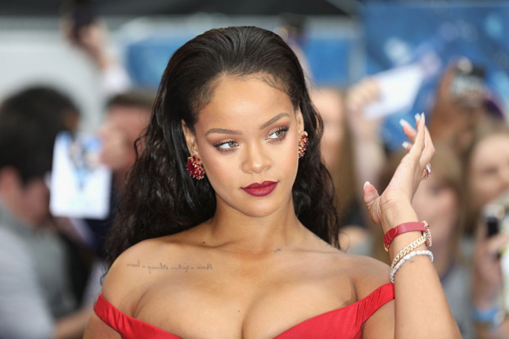 Rihanna ne skriva diamantnega prstana