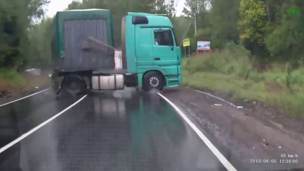 VIDEO ZA +18: Šokantni posnetki prometnih nesreč