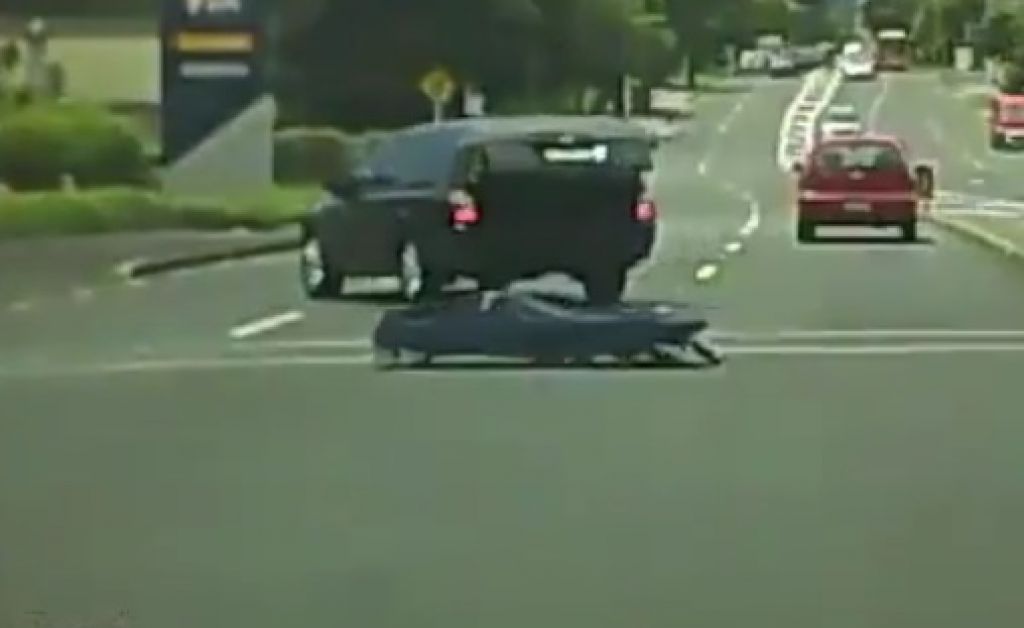 VIDEO: Iz avtomobila padla vreča s truplom