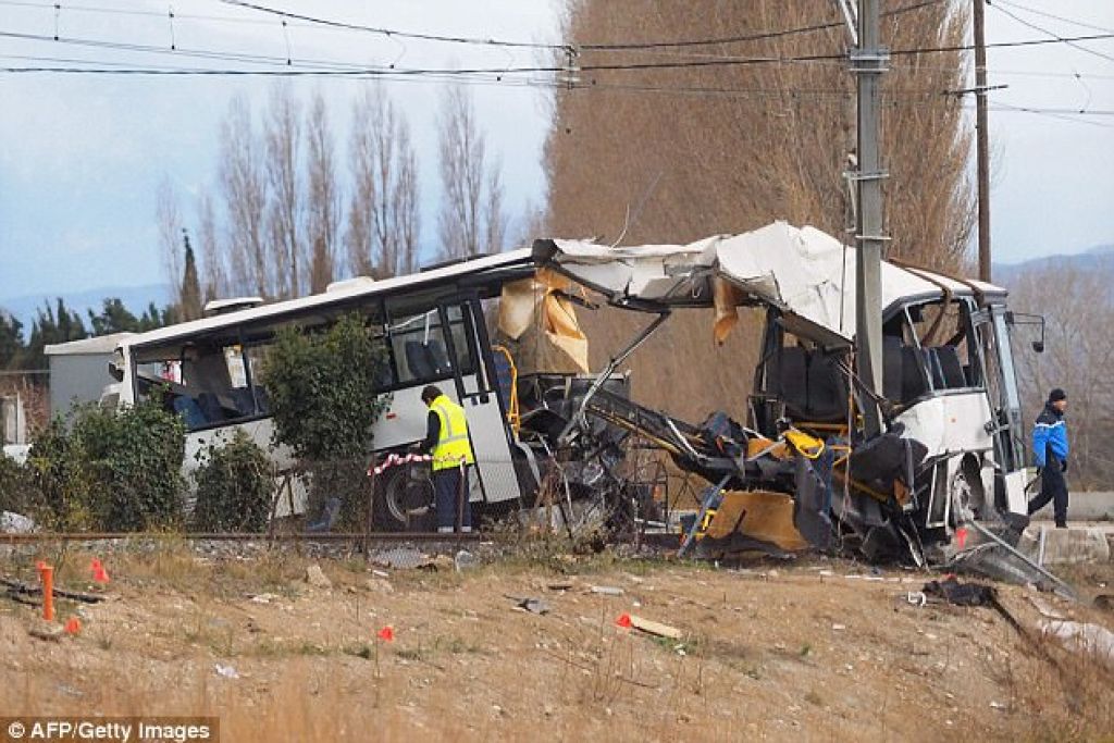 Šest mrtvih otrok, vlak trčil v poln avtobus šolarjev