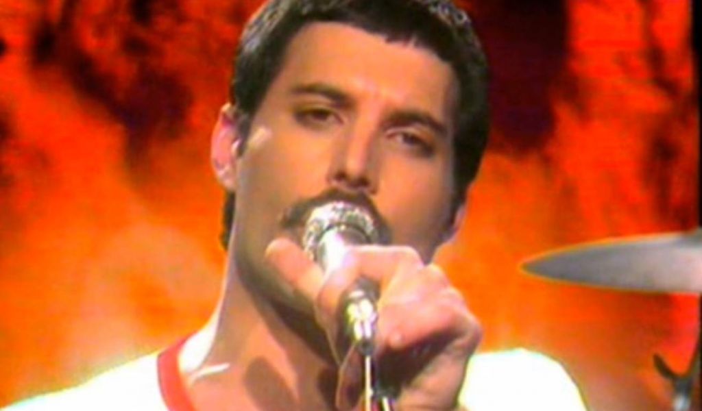 Mr. Robotu se je prikazal Freddie Mercury