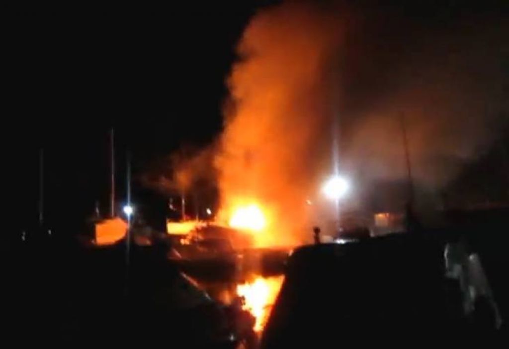 VIDEO: Izola: močna eksplozija uničila barko