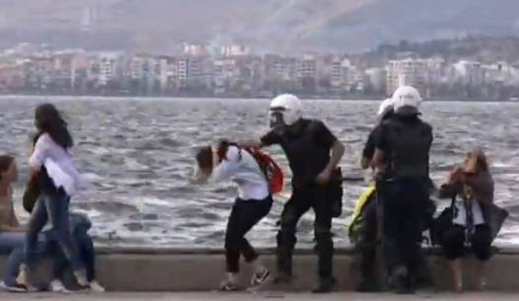 VIDEO: Sramotno: policisti lasali ženske, po moških udrihali z gumijevkami