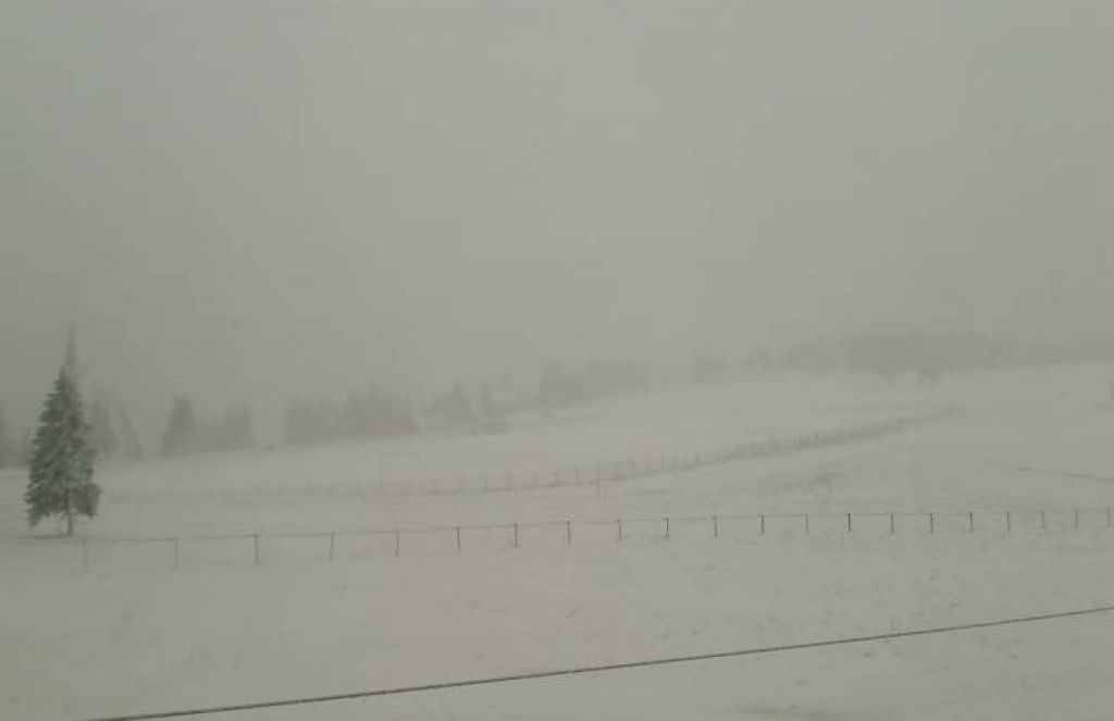 FOTO: Sneg pobelil naše hribe, čez Vršič le z zimsko opremo