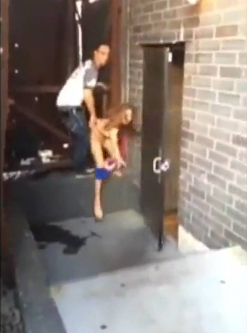VIDEO: Pohotneža za vrati presenetil varnostnik