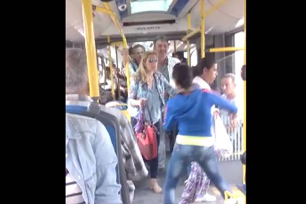 VIDEO: Divja mladenka psovala in se pretepala na avtobusu