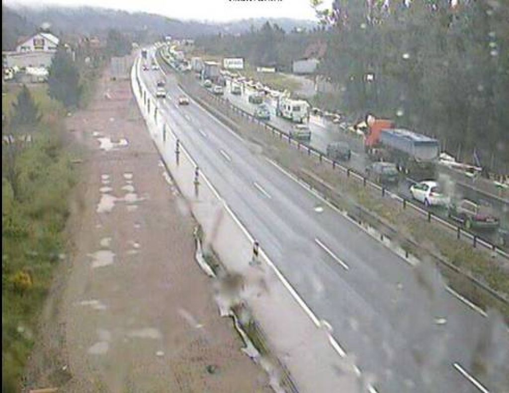 FOTO: Pozor, več nesreč pri Logatcu, zaprta polovica avtoceste