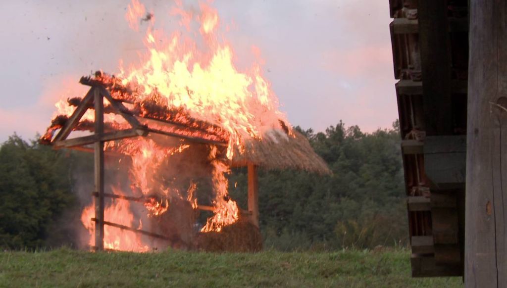 FOTO: Nov šok na kmetiji, posestvo v plamenih